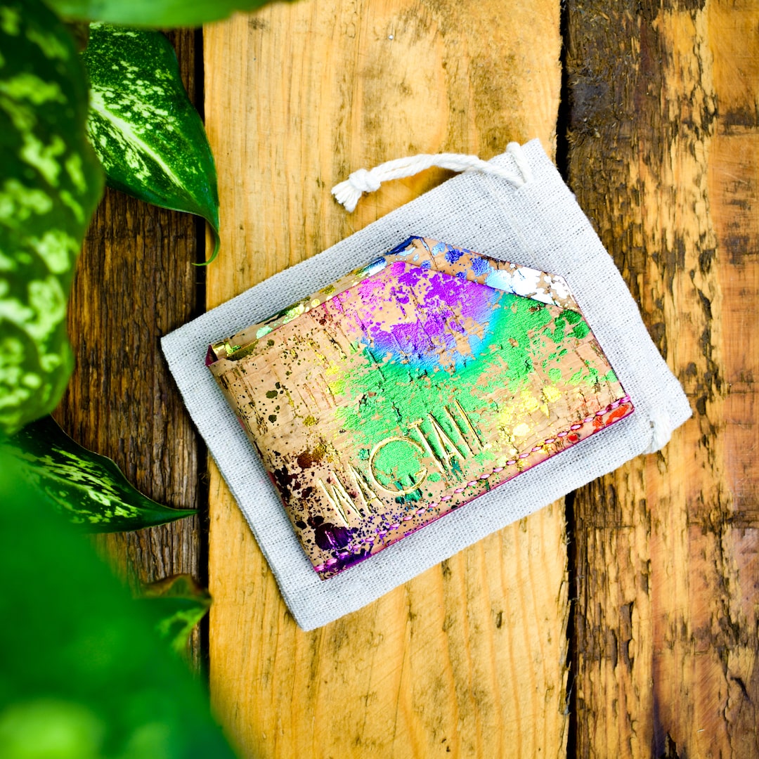 Korttikotelo värikäs hohtava valmistettu Suomessa käsityönä korkista