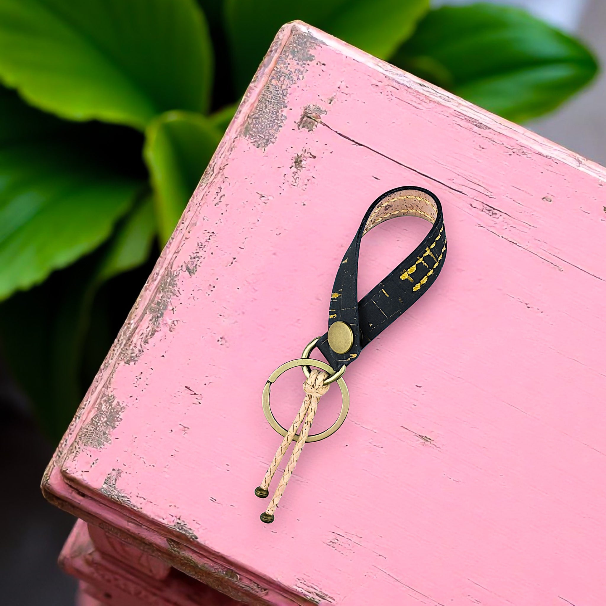 Avainlenkki musta kulta valmistettu käsityönä Suomessa