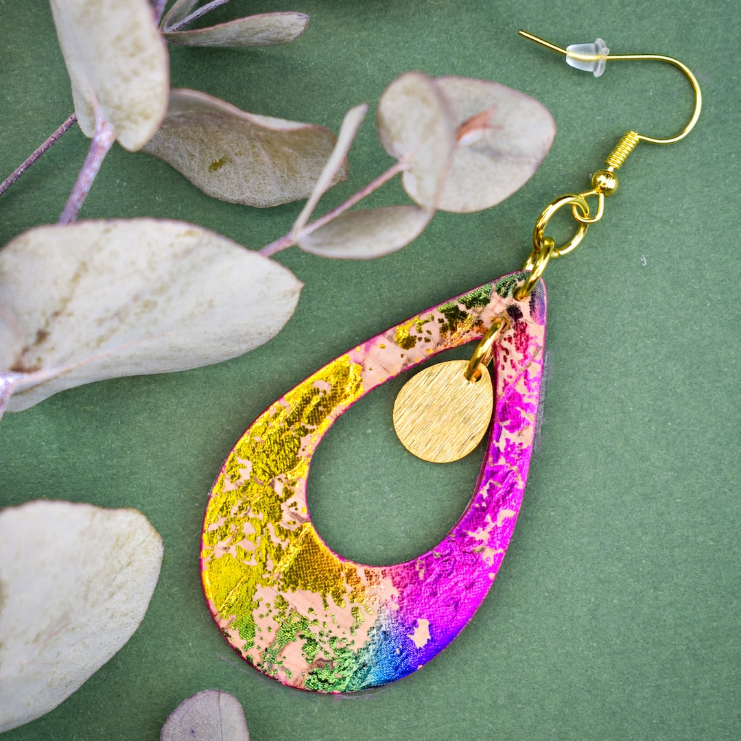 Värikkäät korvakorut valmistettu Suomessa korkista