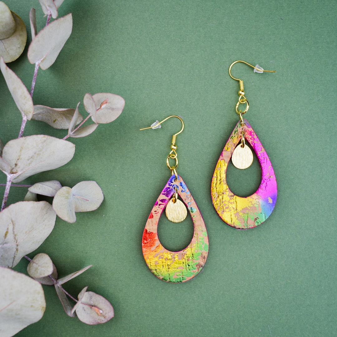 Värikkäät korvakorut valmistettu Suomessa korkista