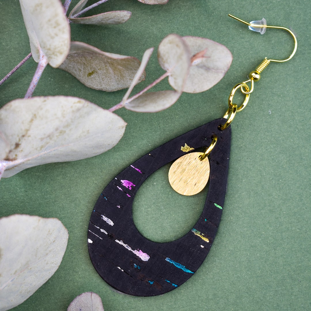 Moniväriset mustat korvakorut valmistettu Suomessa korkista