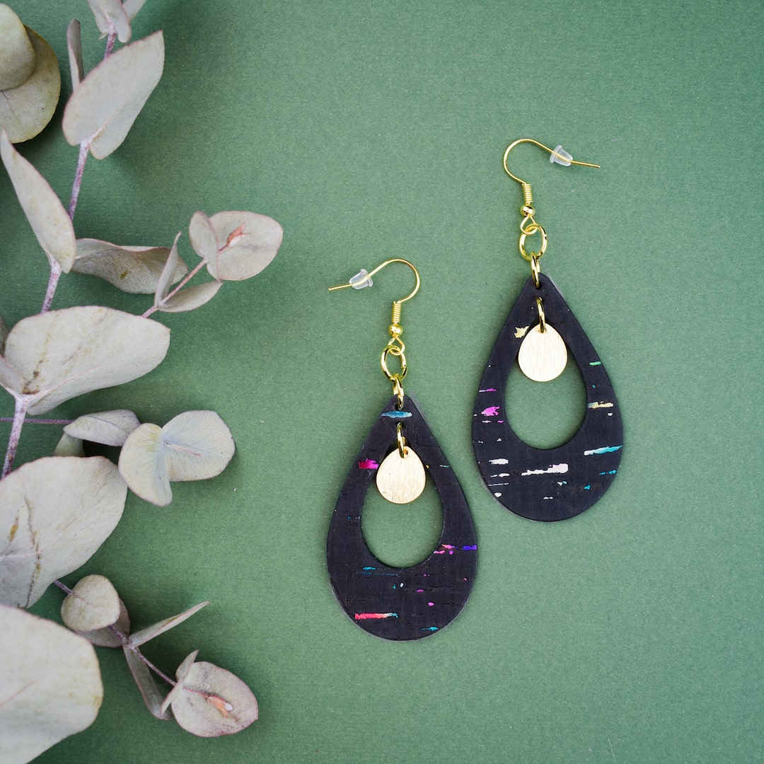 Moniväriset mustat korvakorut valmistettu Suomessa korkista