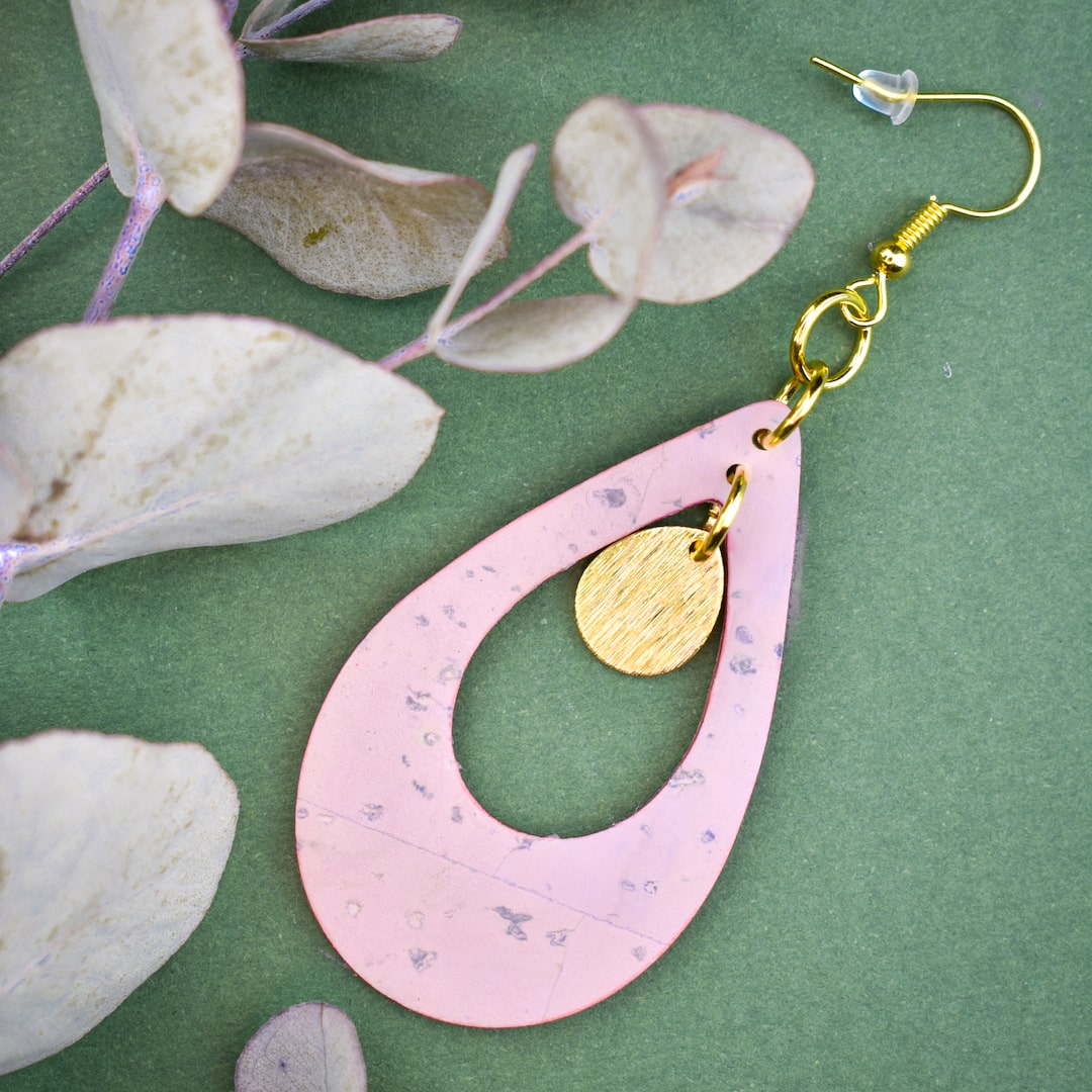 Vaaleanpunaiset korvakorut valmistettu Suomessa korkista