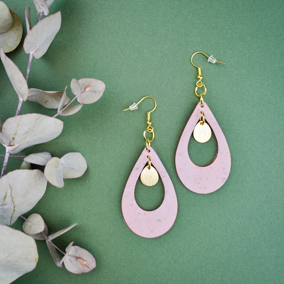 Vaaleanpunaiset korvakorut valmistettu Suomessa korkista