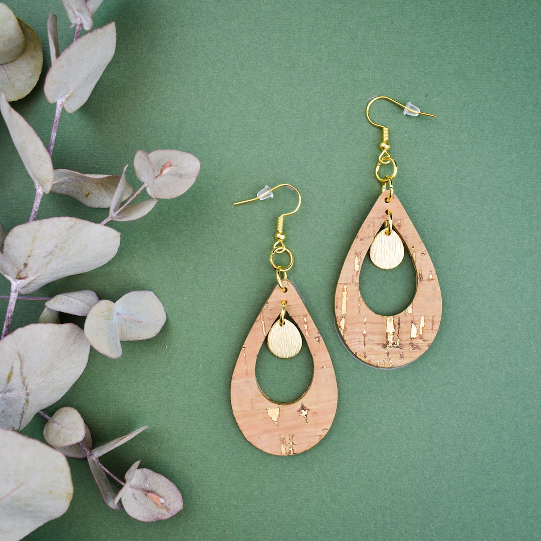 Kevyet korvakorut valmistettu Suomessa korkista