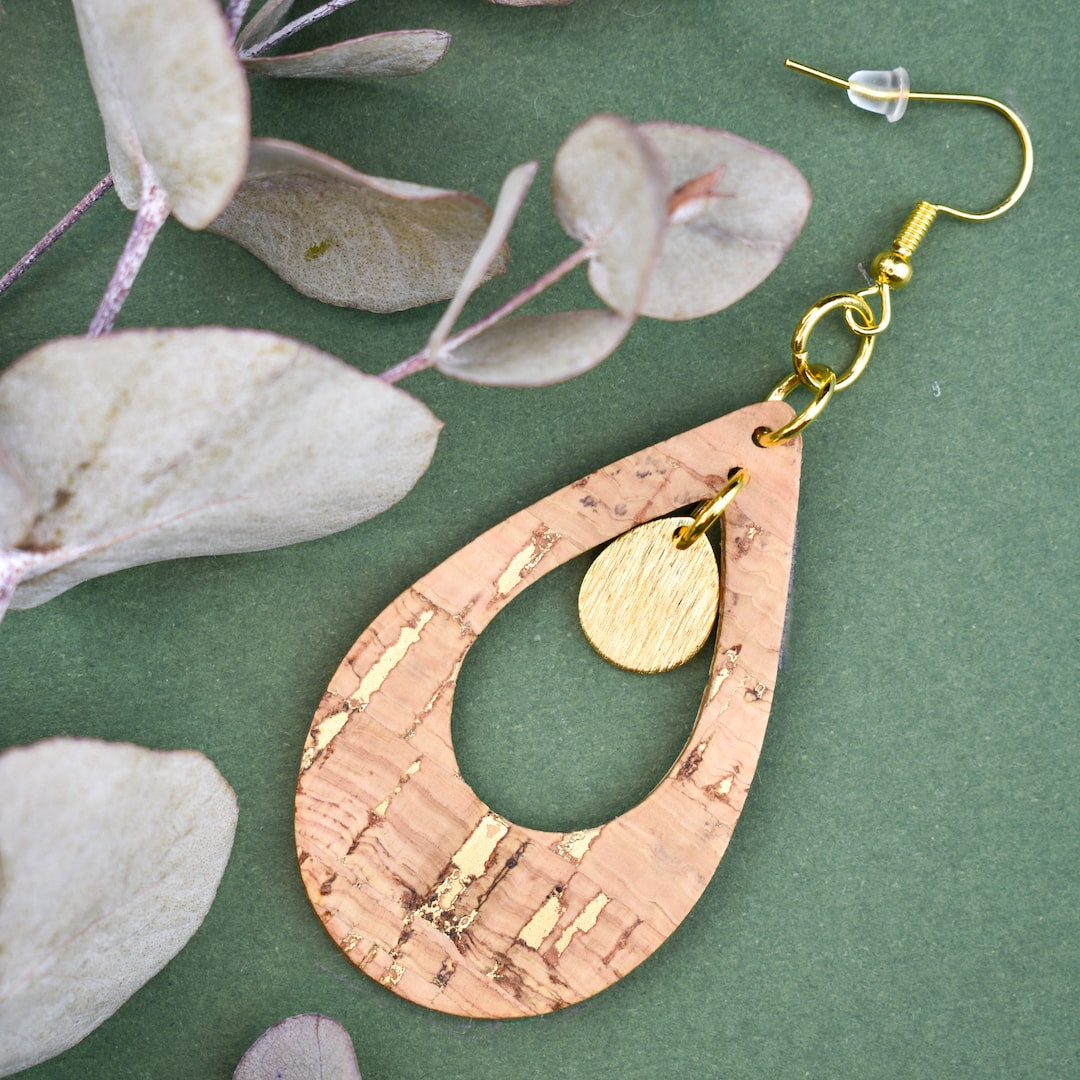 Kevyet korvakorut valmistettu Suomessa korkista