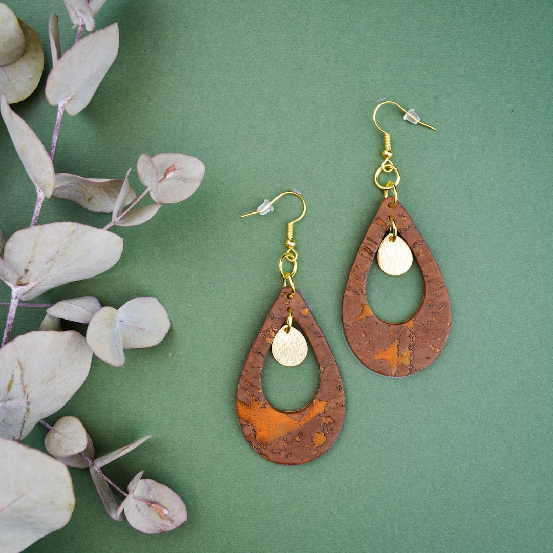 Ruskeat korvakorut valmistettu Suomessa korkista