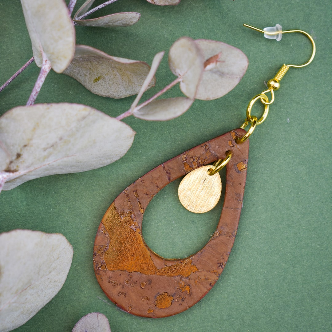 Ruskeat korvakorut valmistettu Suomessa korkista