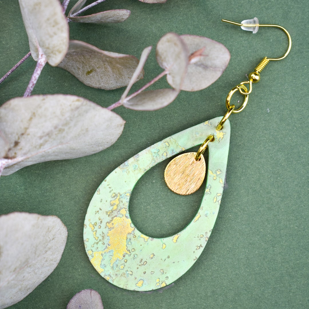 Vaalean vihreät korvakorut valmistettu Suomessa korkista