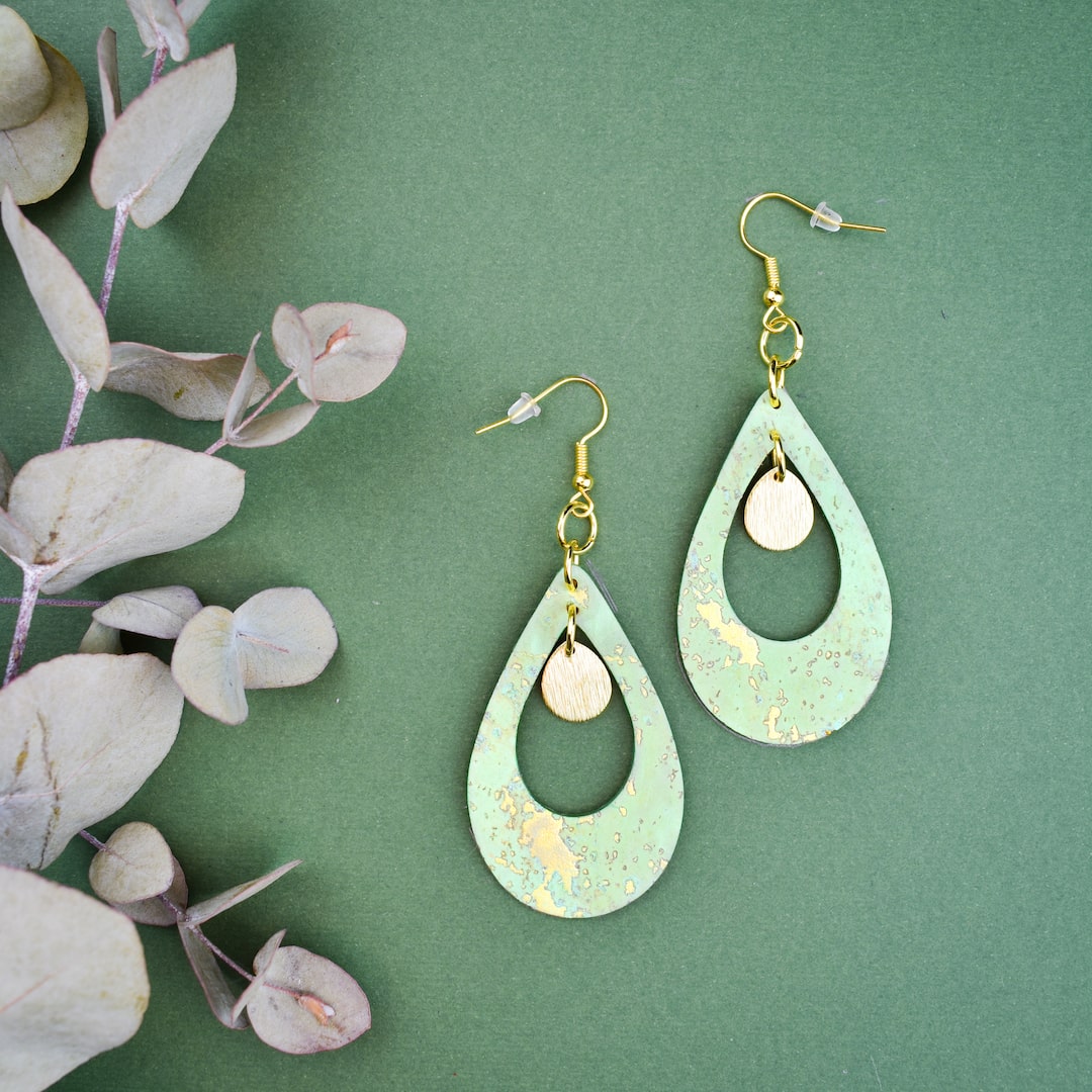 Mintunvihreät korvakorut valmistettu Suomessa korkista