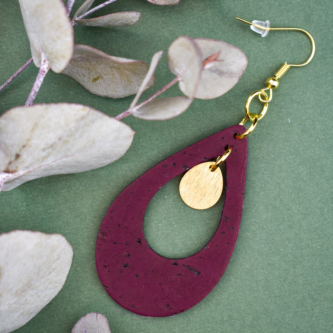 Luumunpunaiset korvakorut valmistettu Suomessa korkista