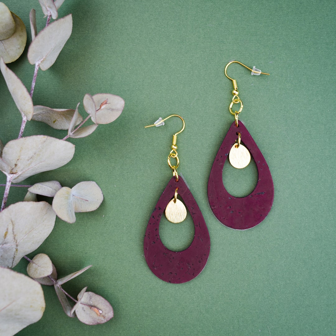 Luumunpunaiset korvakorut valmistettu Suomessa korkista