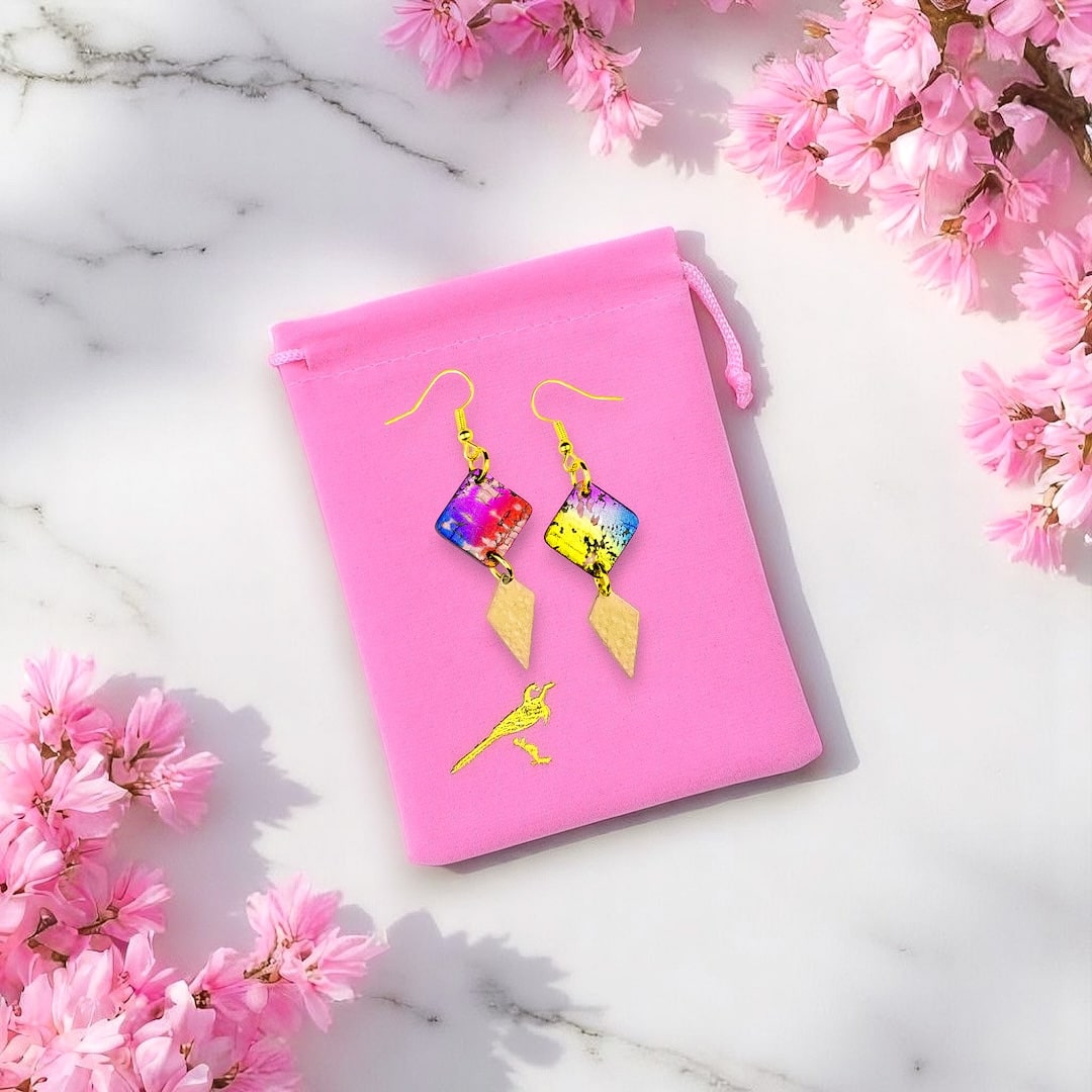 Hohtavat moniväriset korvakorut valmistettu Suomessa käsityönä korkista