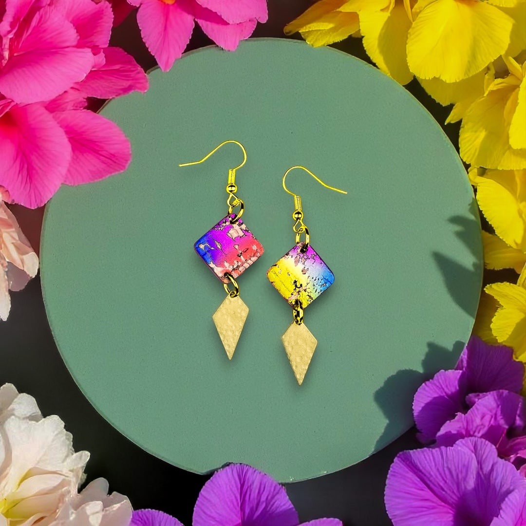 Hohtavat moniväriset korvakorut valmistettu Suomessa käsityönä korkista