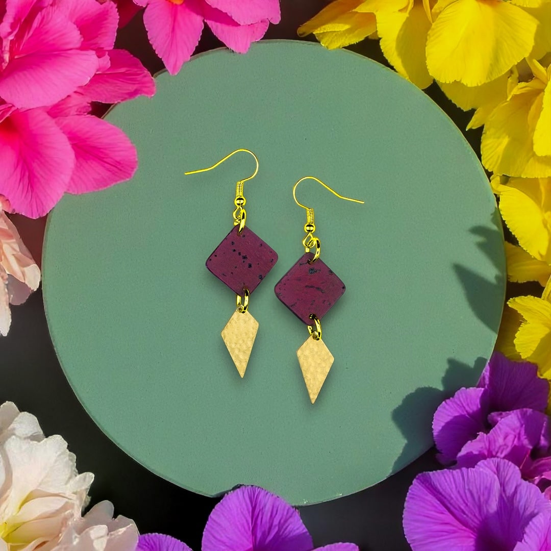 Luumunpunaiset korvakorut valmistettu Suomessa käsityönä korkista