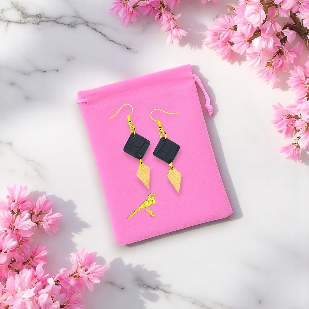 Mustat korvakorut valmistettu Suomessa käsityönä korkista