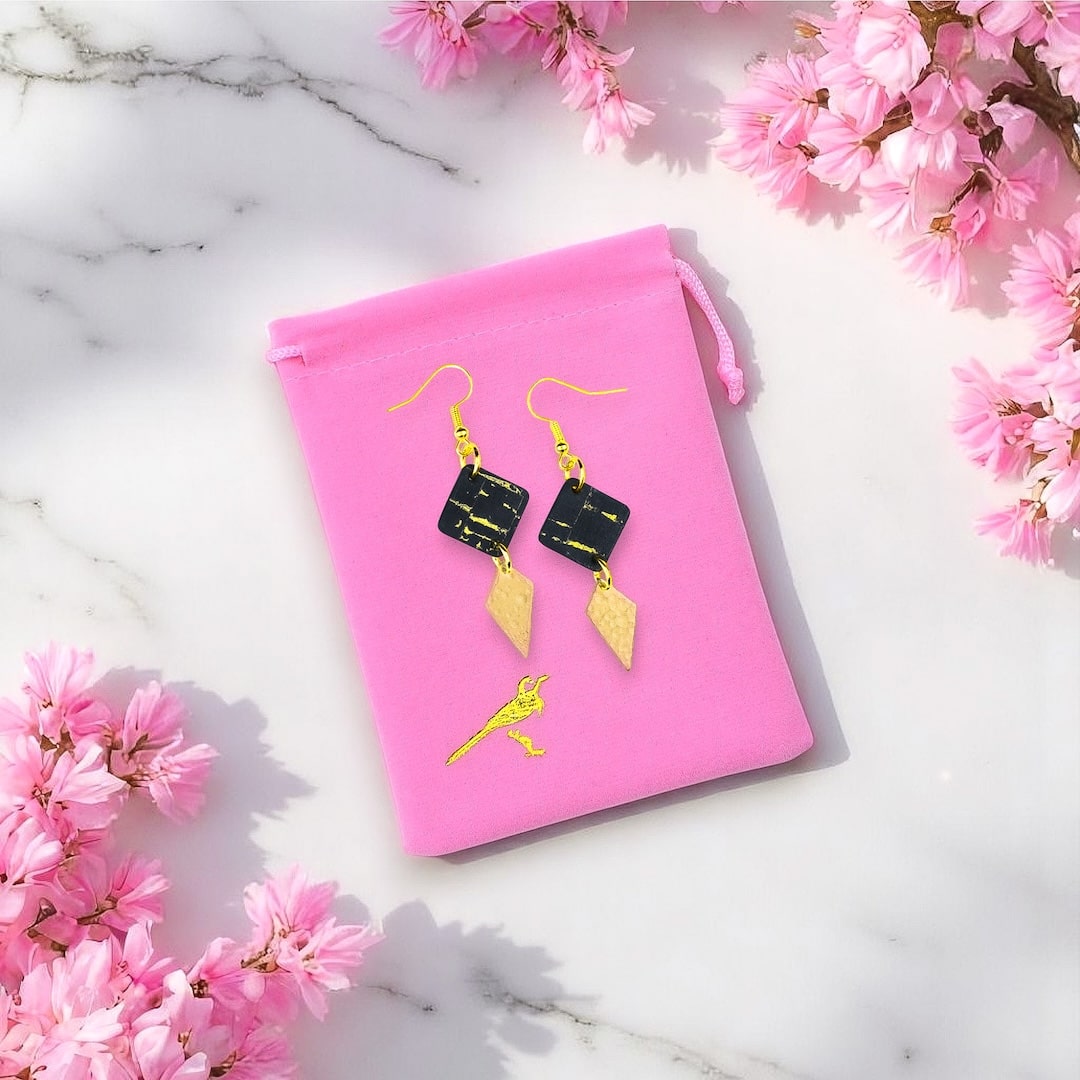 Mustakultaiset korvakorut valmistettu Suomessa käsityönä korkista