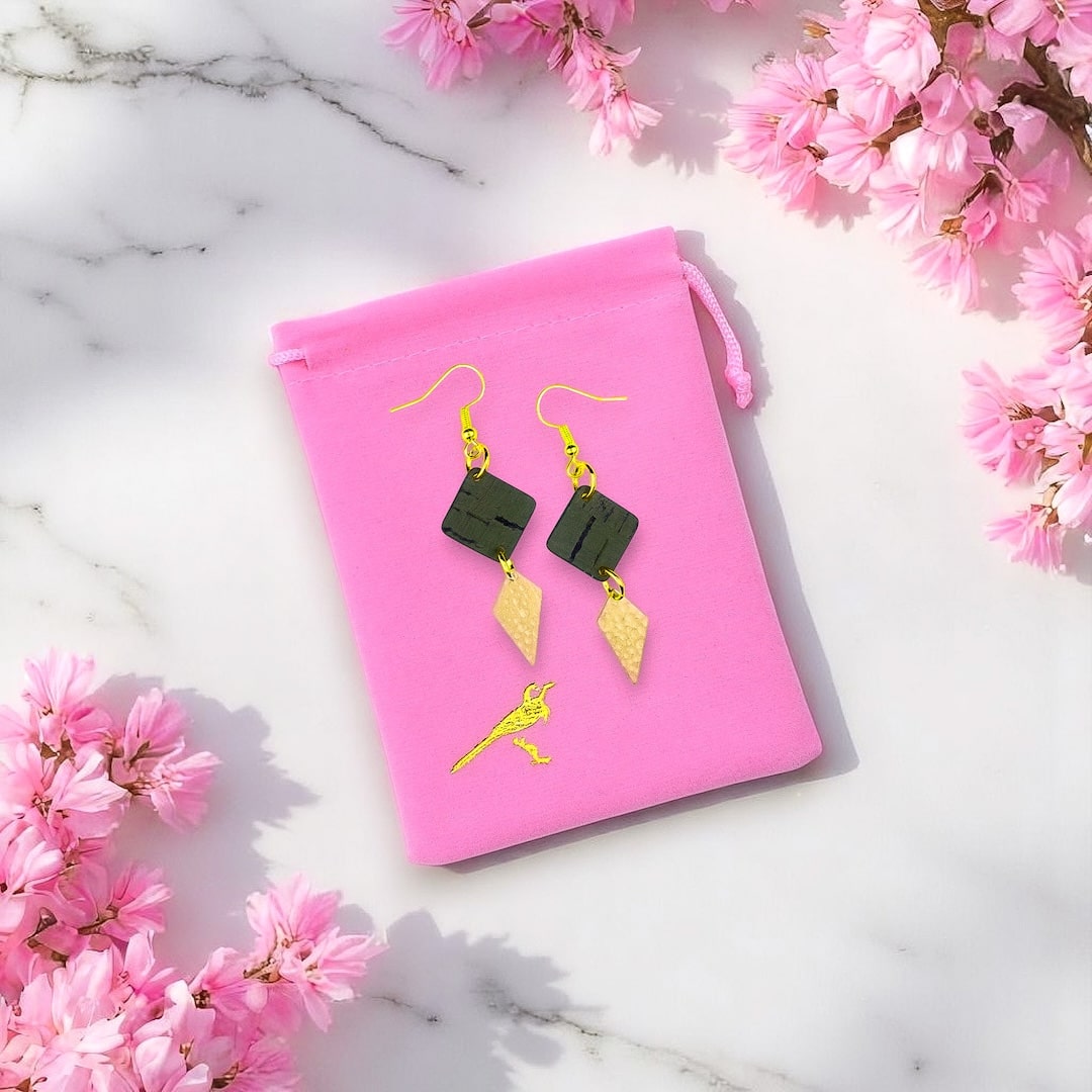 Vihreät korvakorut valmistettu Suomessa käsityönä korkista