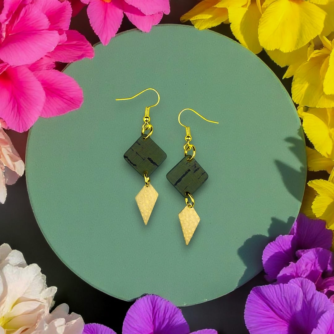 Vihreät korvakorut valmistettu Suomessa käsityönä korkista