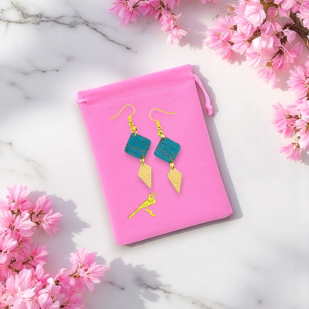 Turkoosit korvakorut valmistettu Suomessa käsityönä korkista