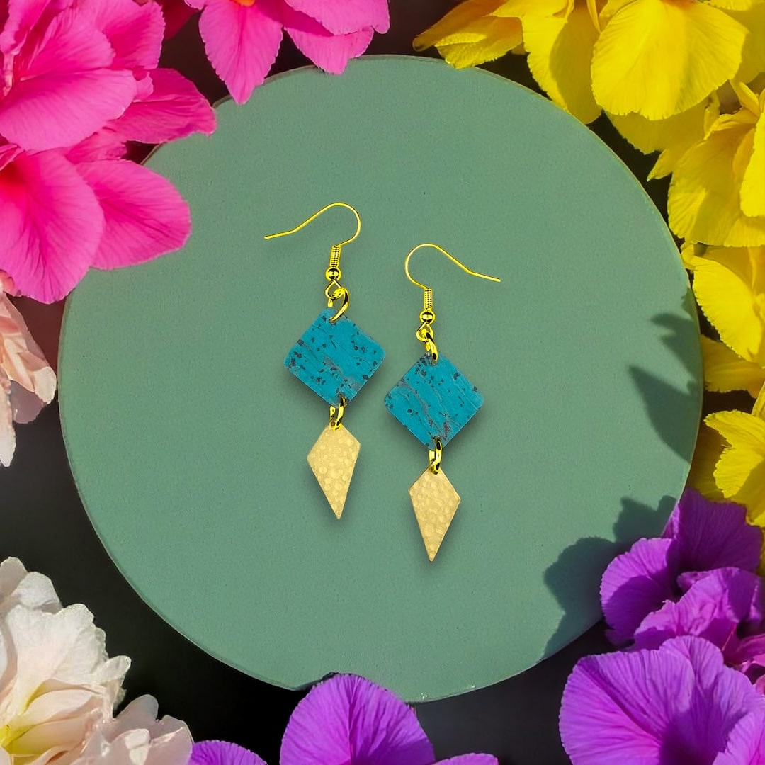 Turkoosit korvakorut valmistettu Suomessa käsityönä korkista