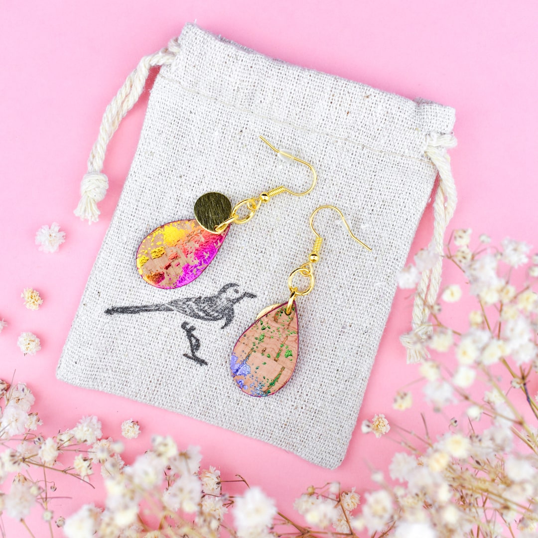 Värikkäät korvakorut valmistettu Suomessa korkista