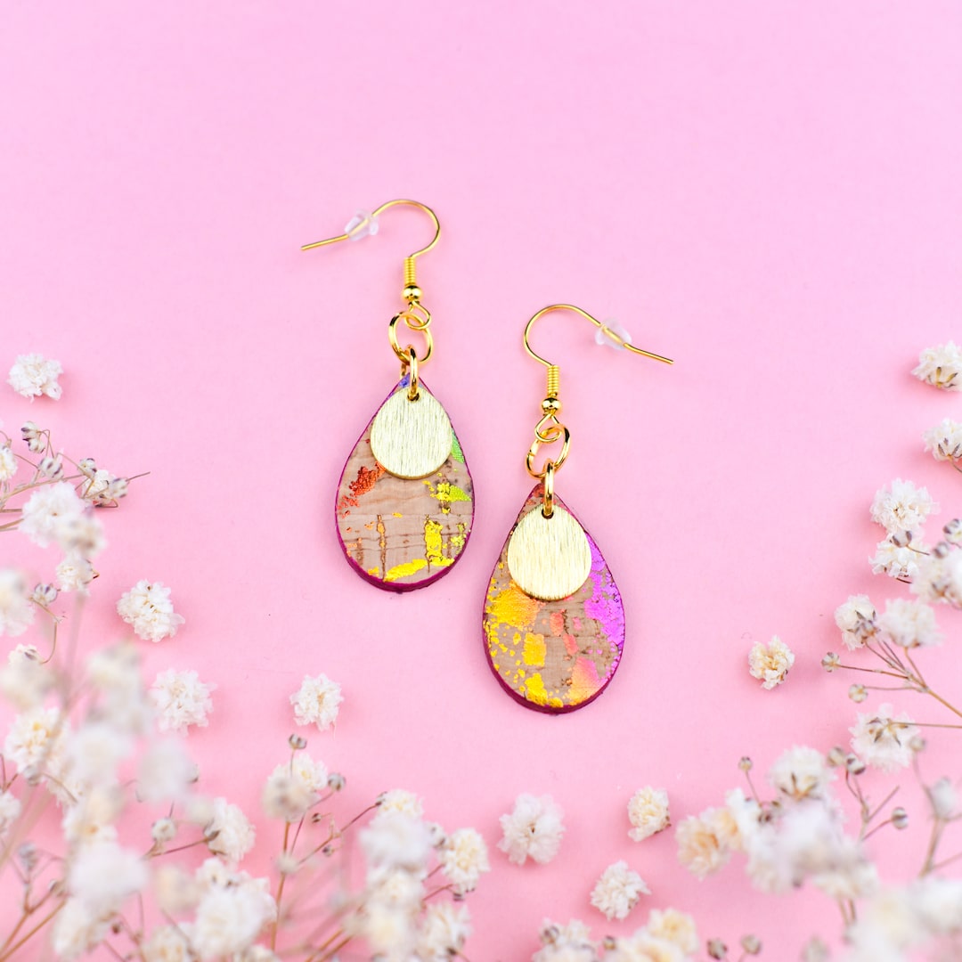 Värikkäät korvakorut valmistettu Suomessa korkista