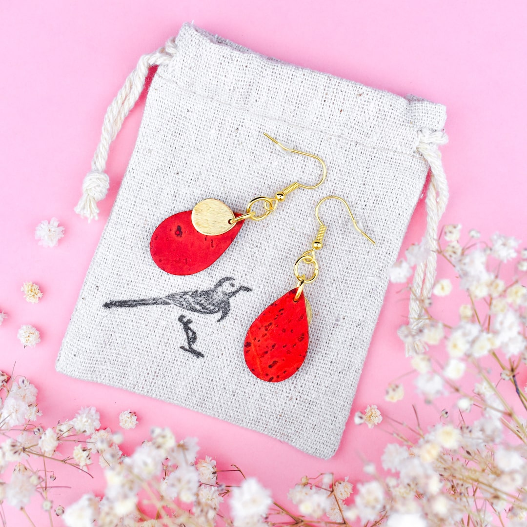 Korallin väriset korvakorut valmistettu Suomessa korkista