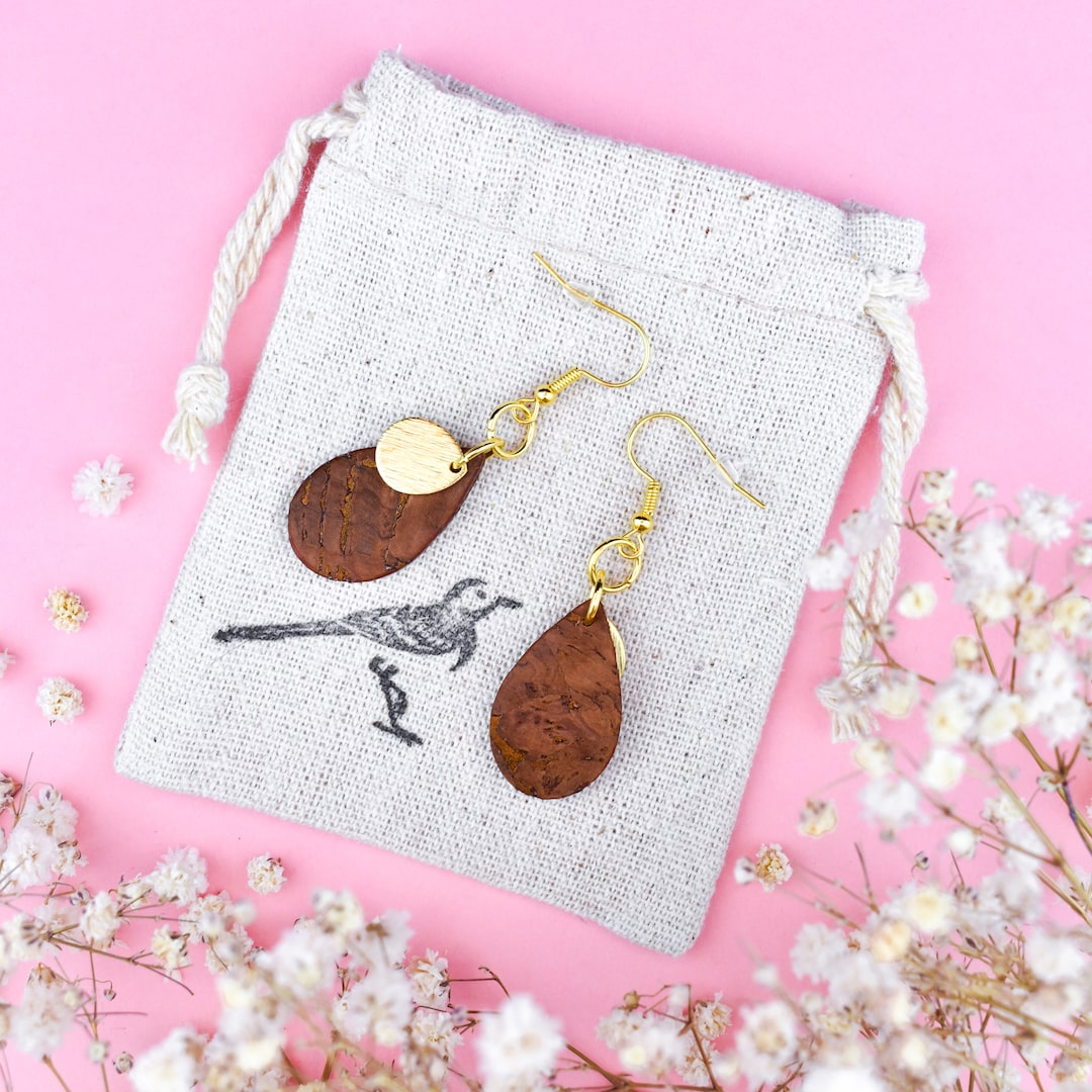 Ruskeat korvakorut valmistettu Suomessa korkista