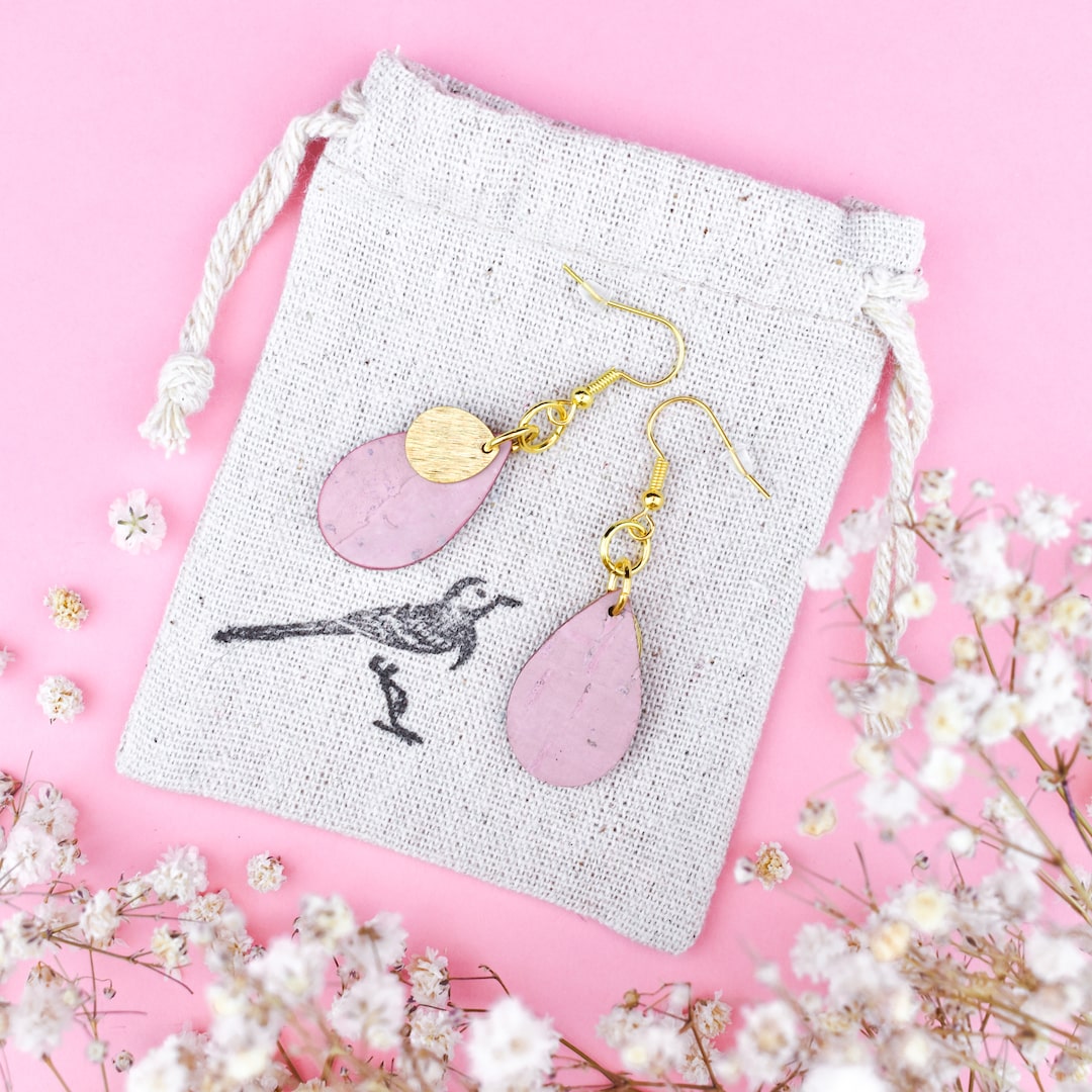 Vaaleanpunaiset korvakorut valmistettu Suomessa korkista