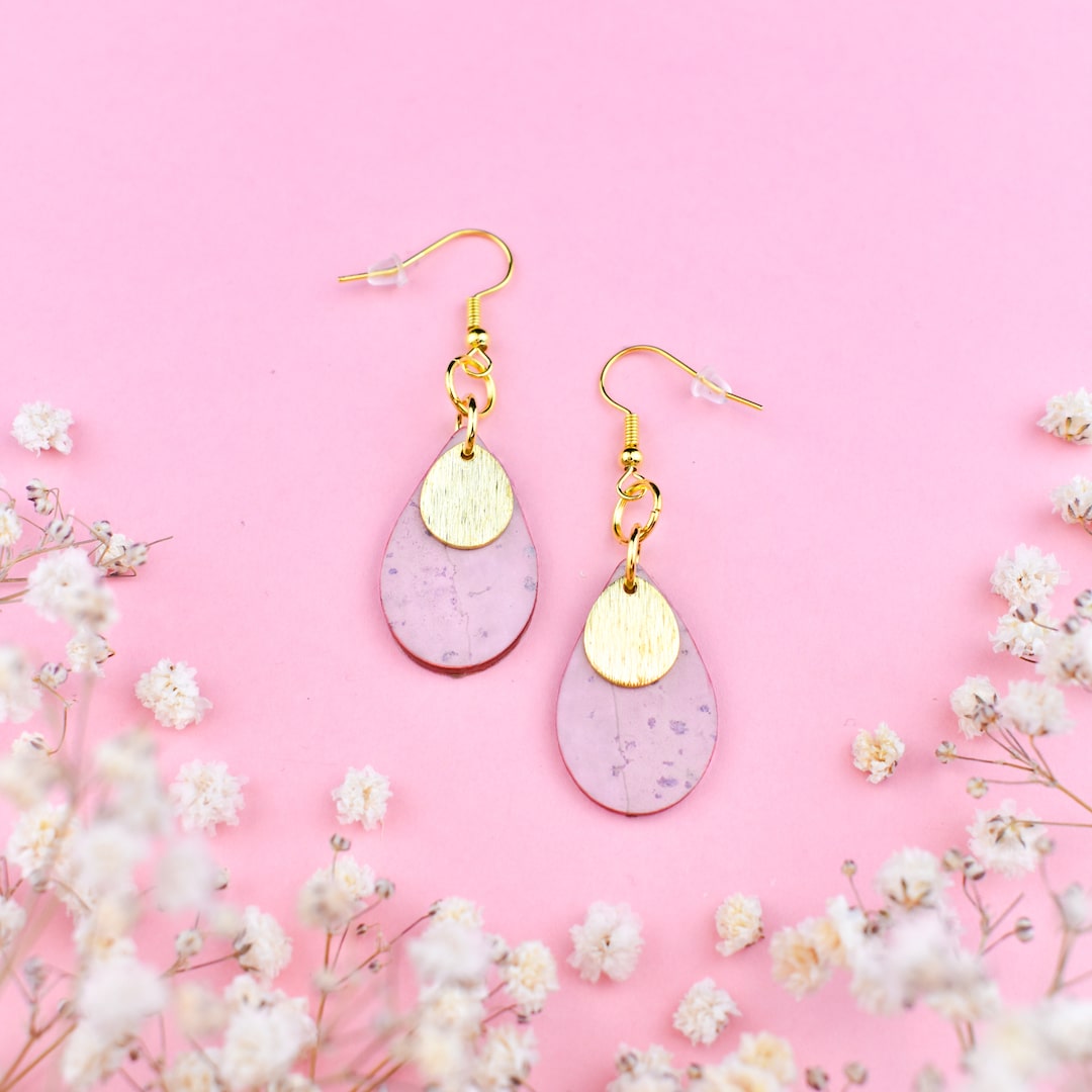 Vaaleanpunaiset korvakorut valmistettu Suomessa korkista