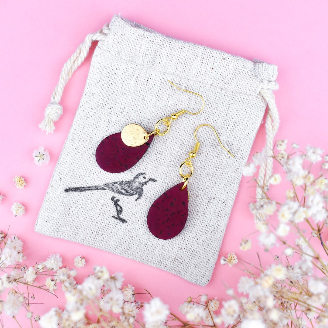 Luumun väriset korvakorut valmistettu Suomessa korkista