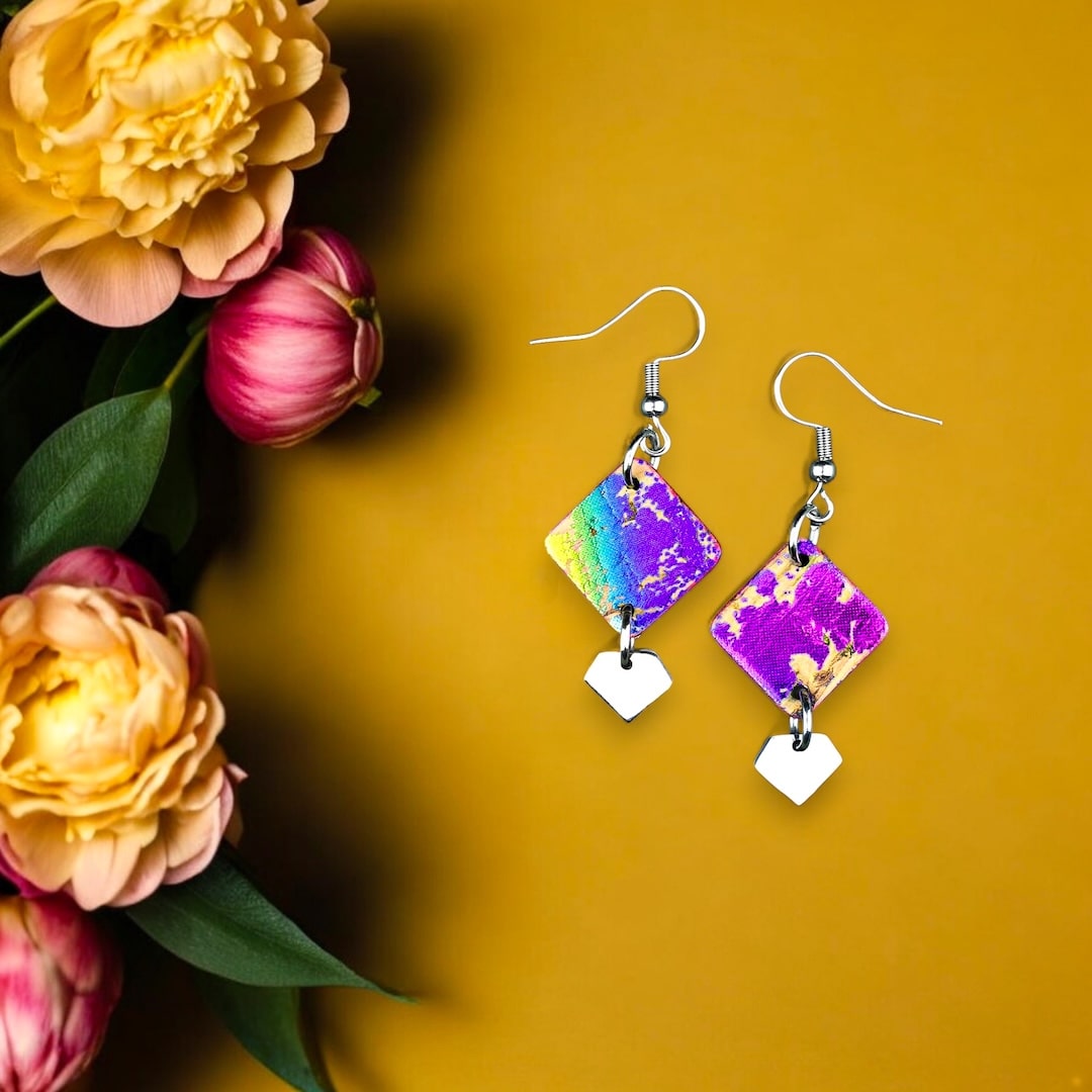 Värikkäät korvakorut valmistettu Suomessa korkista