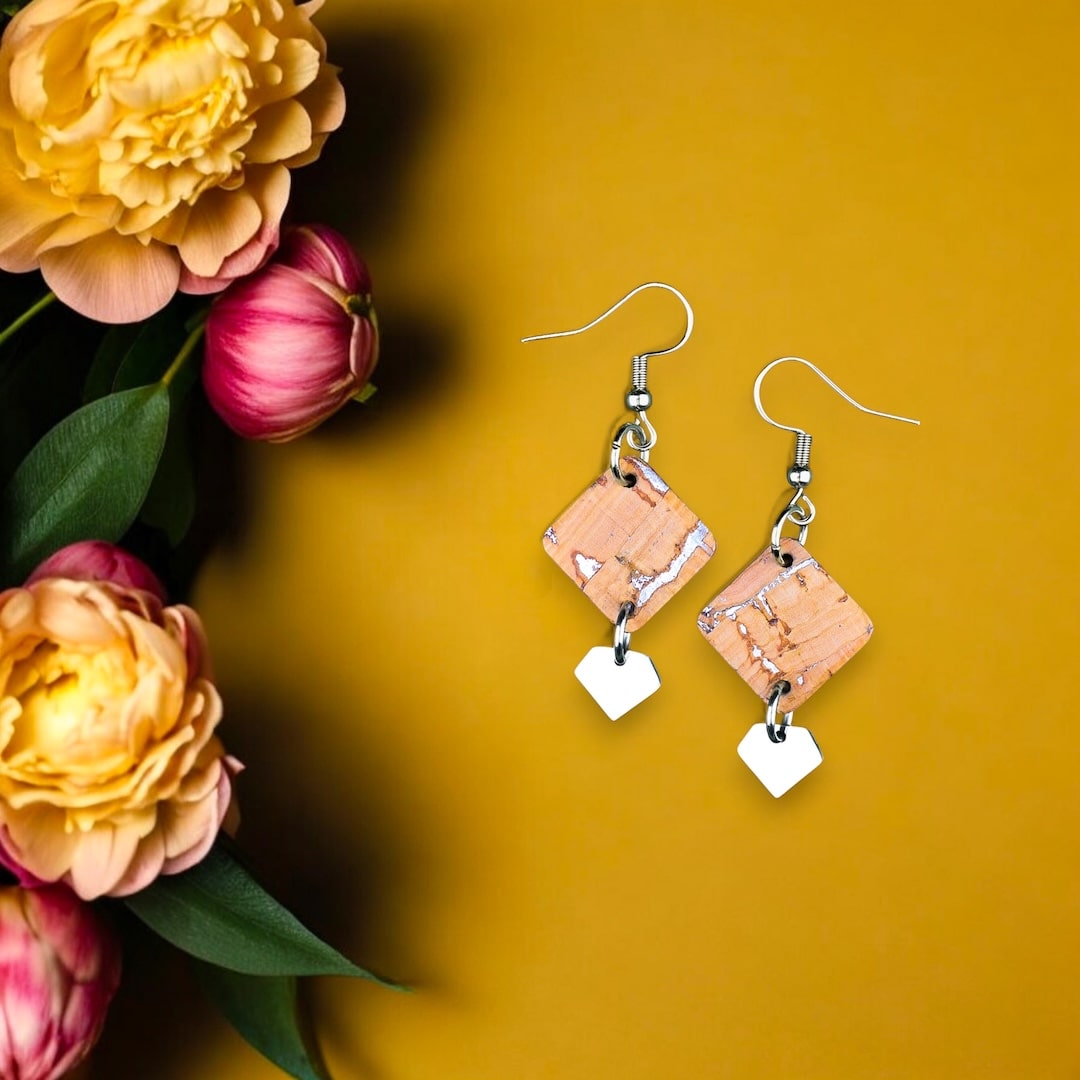 Hopeat korvakorut valmistettu Suomessa korkista