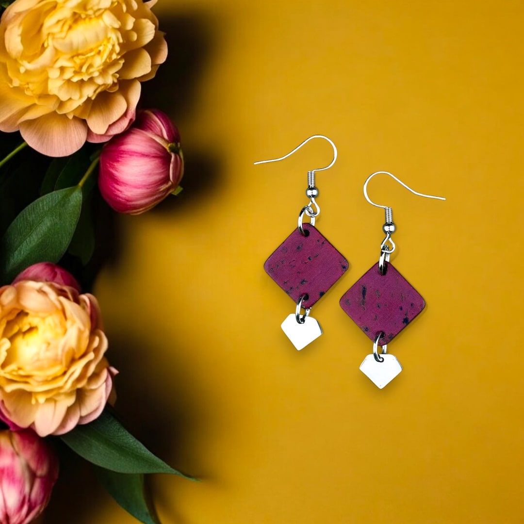 Luumunpunaiset korvakorut valmistettu Suomessa korkista