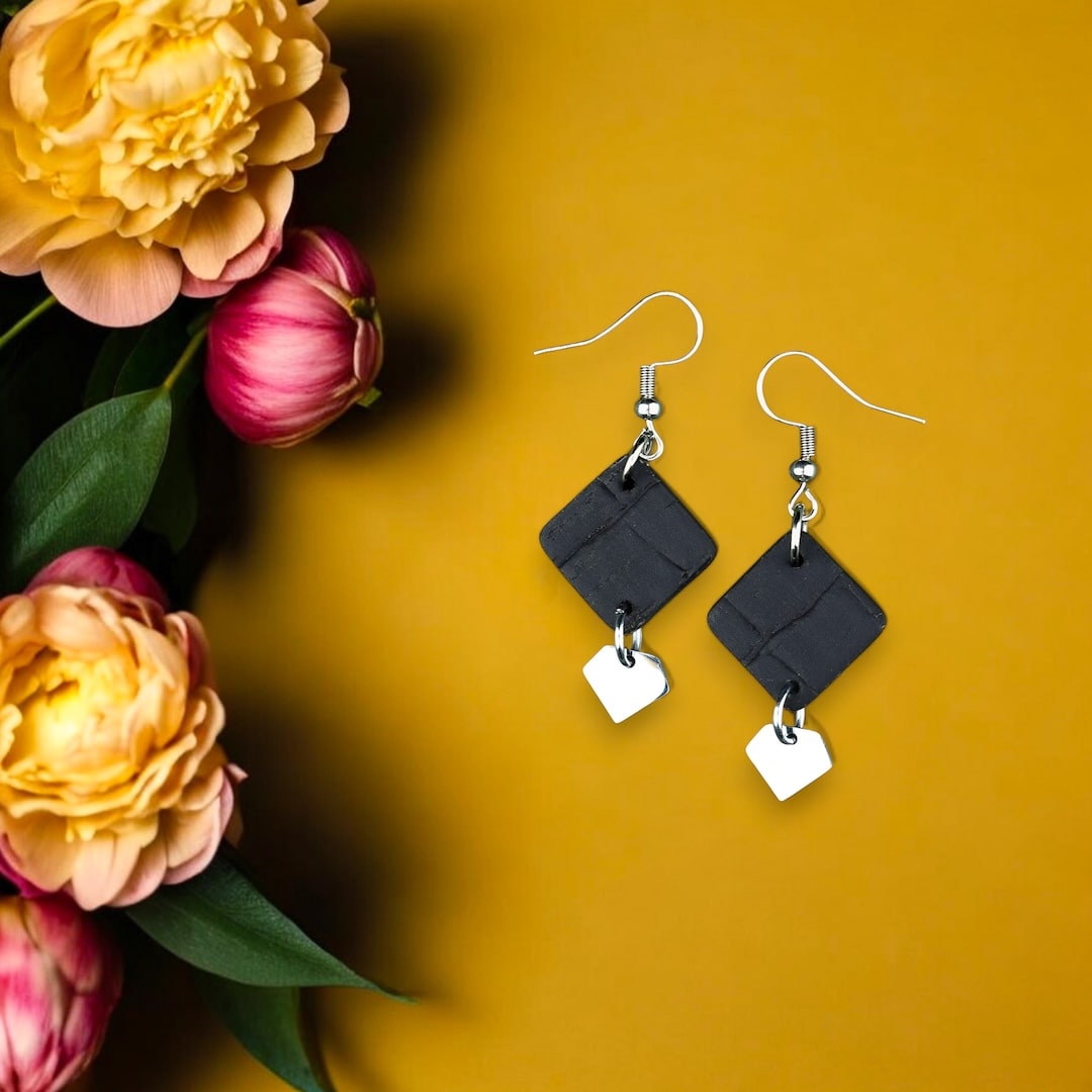 Mustat korvakorut valmistettu Suomessa korkista