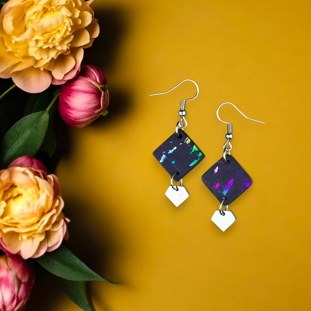 Moniväriset mustat korvakorut valmistettu Suomessa korkista