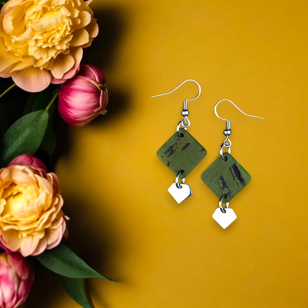 Oliivinvihreät korvakorut valmistettu Suomessa korkista