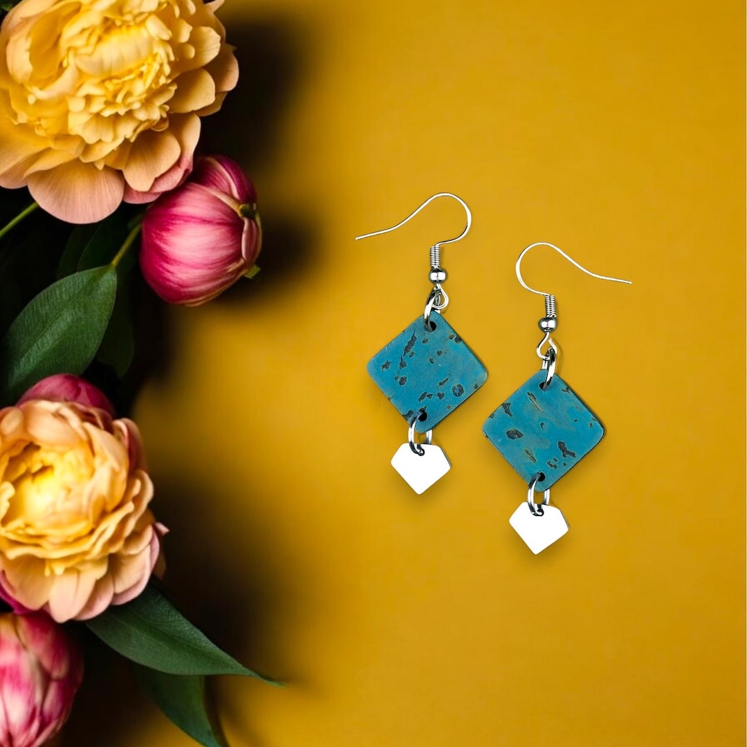 Turkoosit korvakorut valmistettu Suomessa korkista