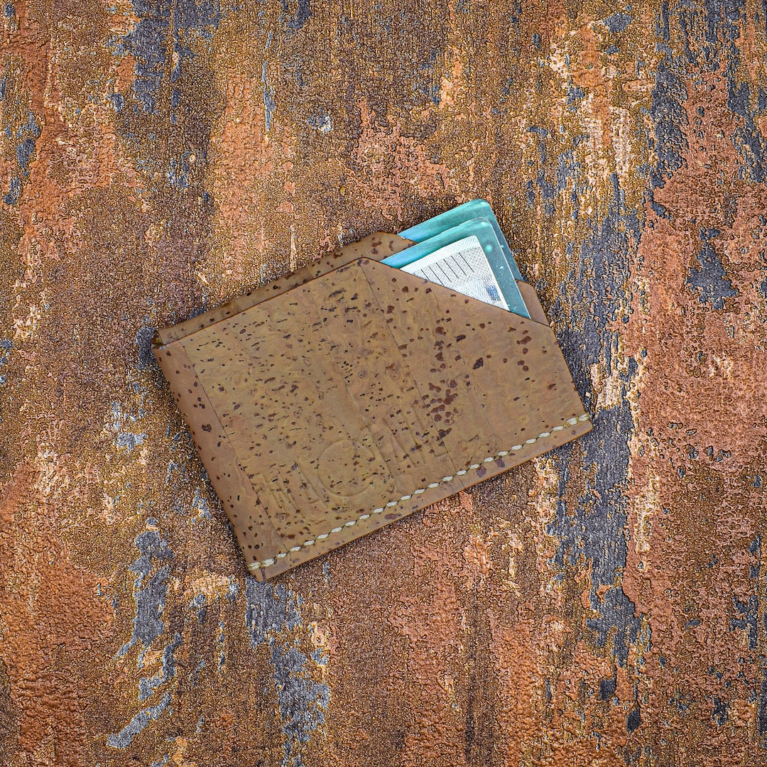 Korttikotelo ruskea valmistettu Suomessa käsityönä korkista