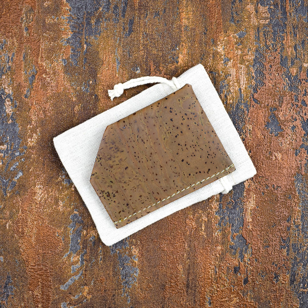 Korttikotelo ruskea valmistettu Suomessa käsityönä korkista