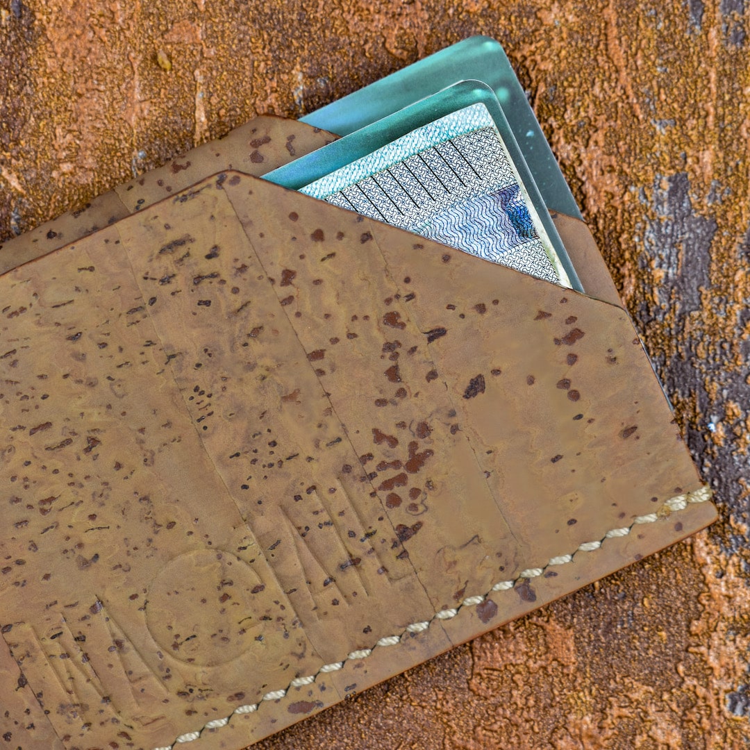 Korttikotelo ruskea valmistettu Suomessa käsityönä korkista