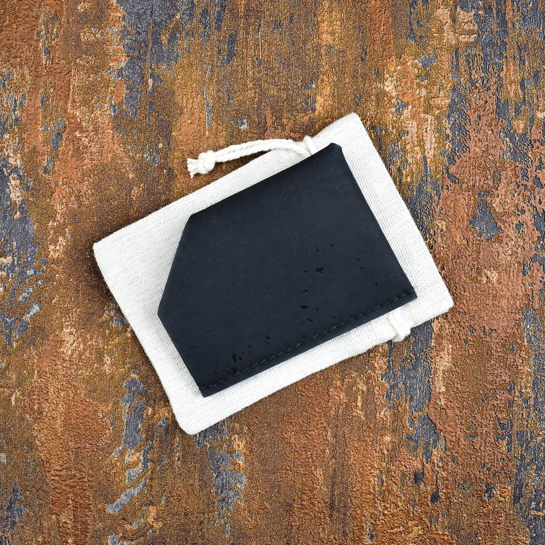 Korttikotelo musta valmistettu Suomessa käsityönä korkista