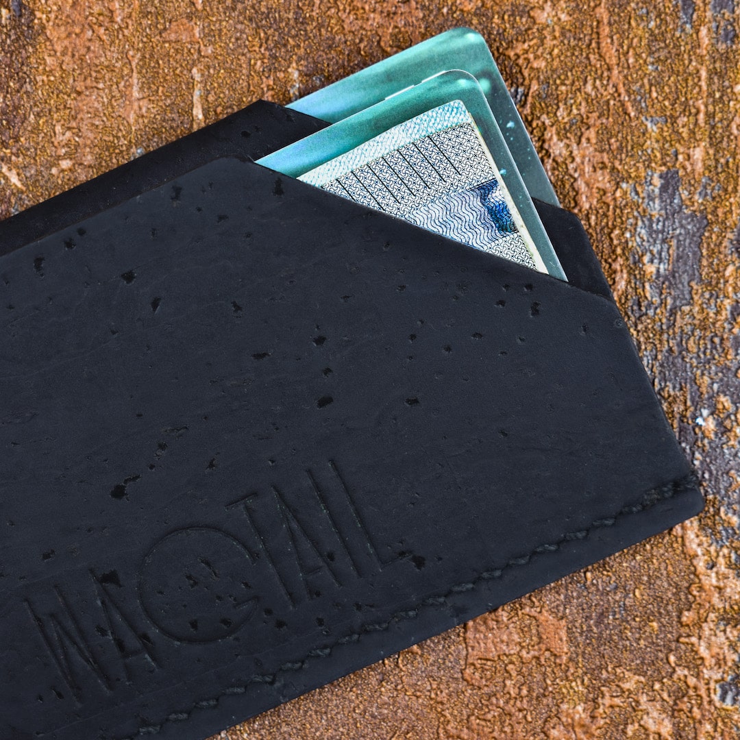 Korttikotelo musta valmistettu Suomessa käsityönä korkista