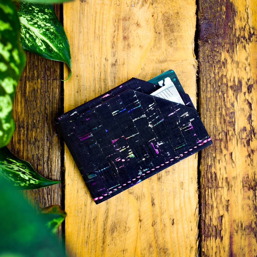 Korttikotelo musta monivärinen valmistettu Suomessa käsityönä korkista