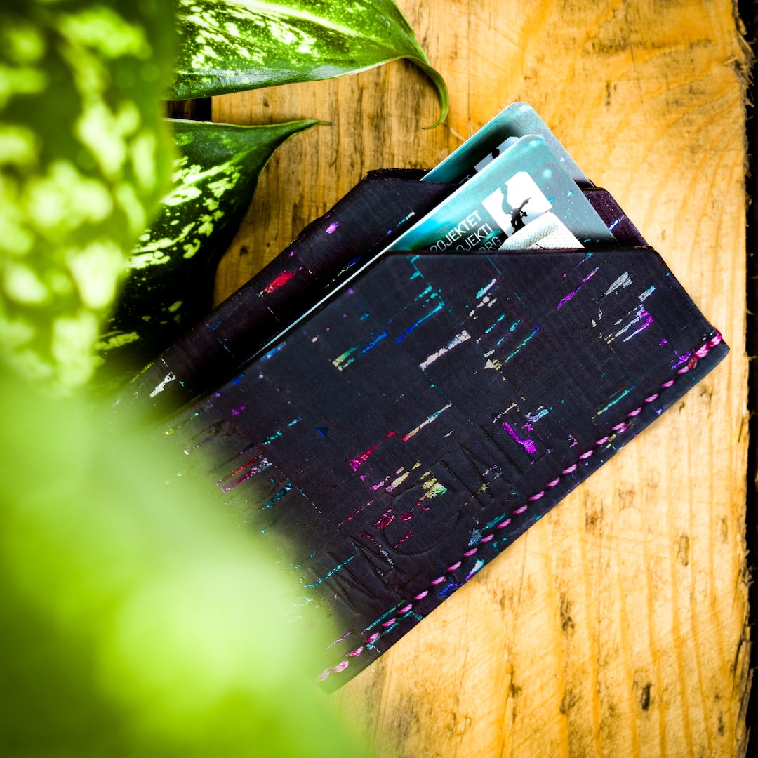 Korttikotelo musta monivärinen valmistettu Suomessa käsityönä korkista