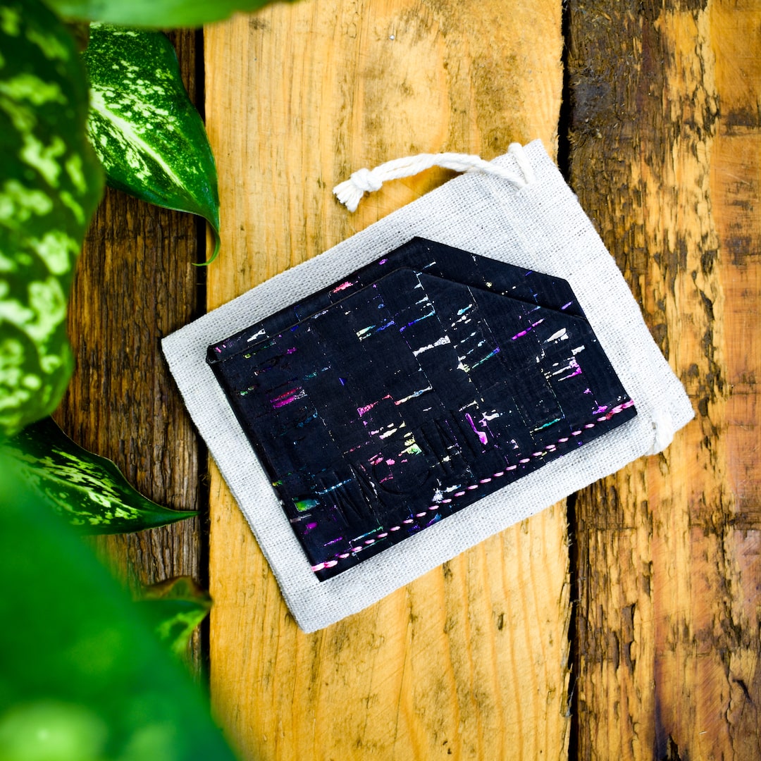 Korttikotelo musta monivärinen valmistettu Suomessa käsityönä korkista