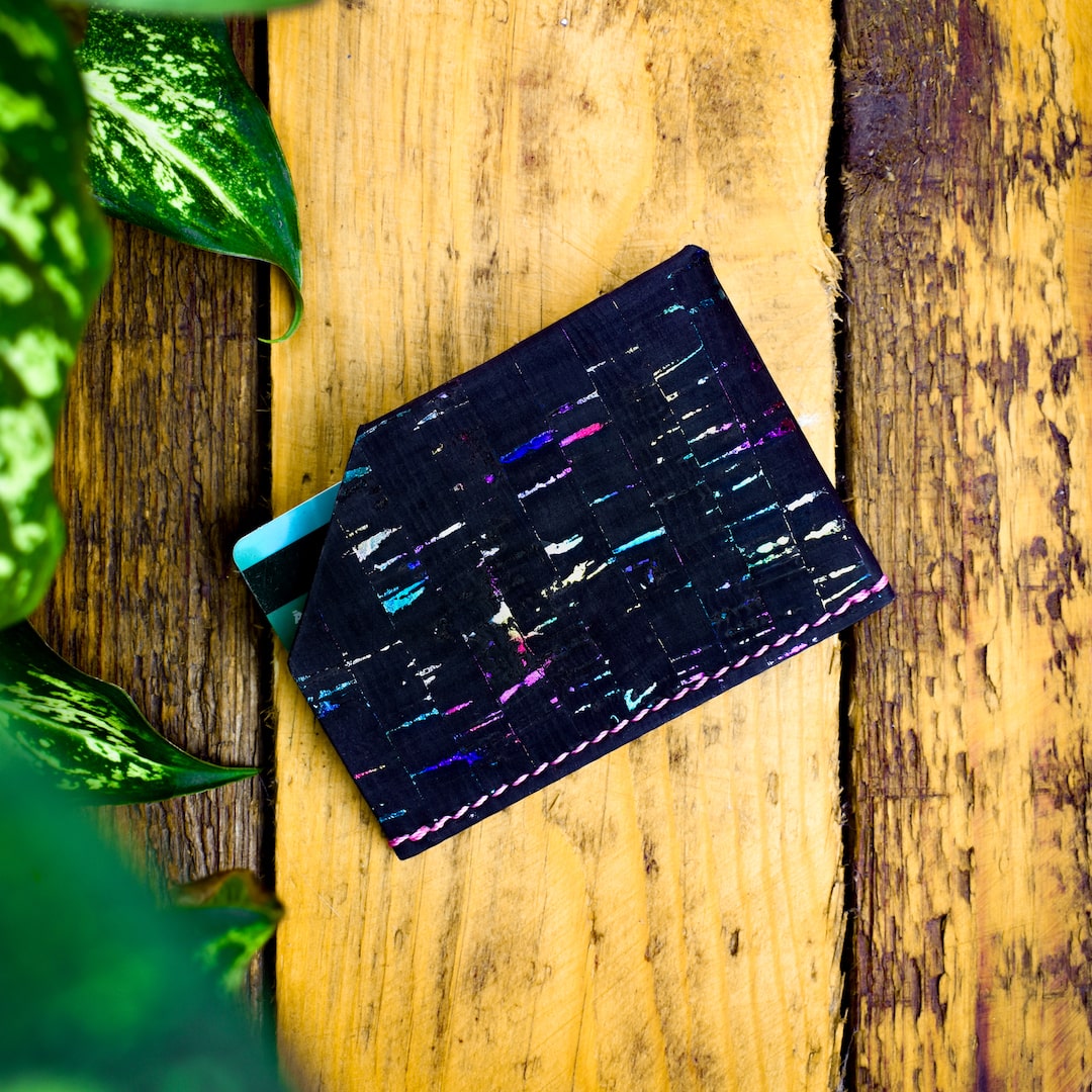 Korttikotelo musta monivärinen valmistettu Suomessa käsityönä korkista