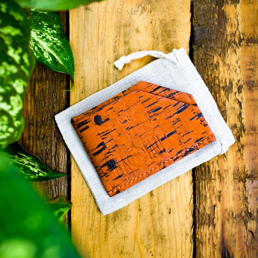 Korttikotelo oranssi valmistettu Suomessa käsityönä korkista
