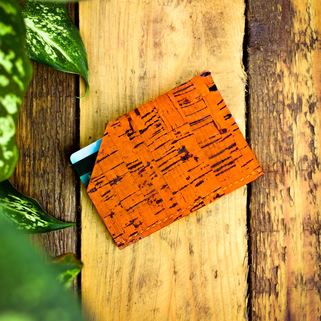 Korttikotelo oranssi valmistettu Suomessa käsityönä korkista